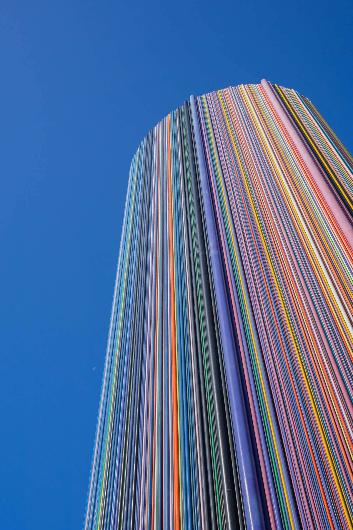 4K壁纸|蓝天下的彩色巨柱，把天空的底色晕染成流动的诗行-觅屏壁纸