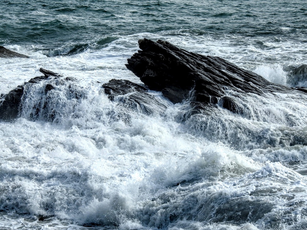 4K壁纸|白浪翻涌，黑岩如磐，在海的呼吸里，感受天地间的刚与柔-觅屏壁纸