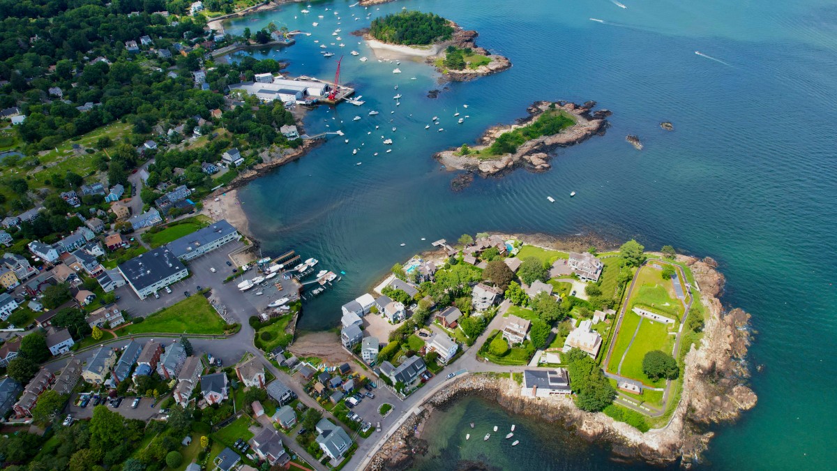 4K壁纸|海风吹过港湾，小镇的屋舍在绿意里，成了最安心的归处-觅屏壁纸