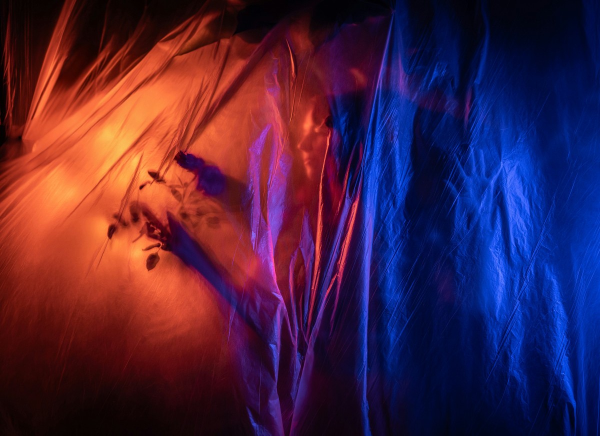 5K 高清红蓝双色塑料布下的人像创意艺术壁纸-觅屏壁纸