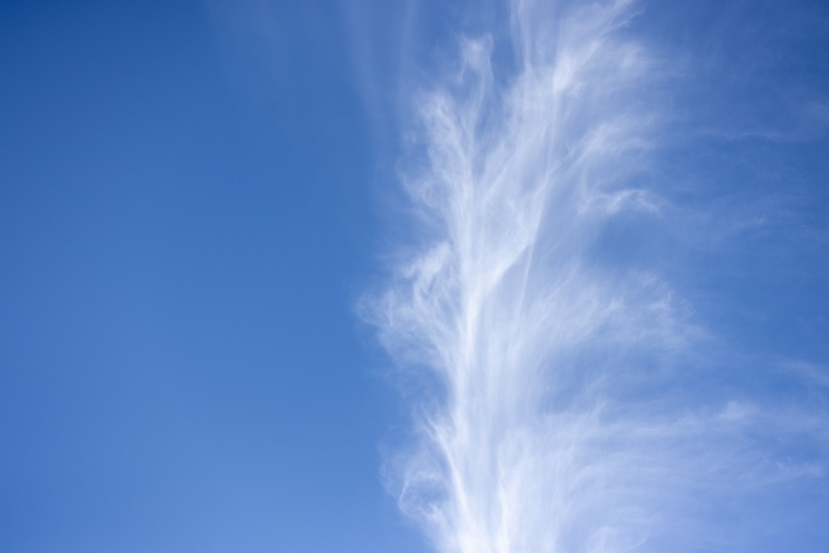 4K 超清飘逸云丝风壁纸｜蓝天卷云与澄澈天空清透治愈高清桌面壁纸-觅屏壁纸