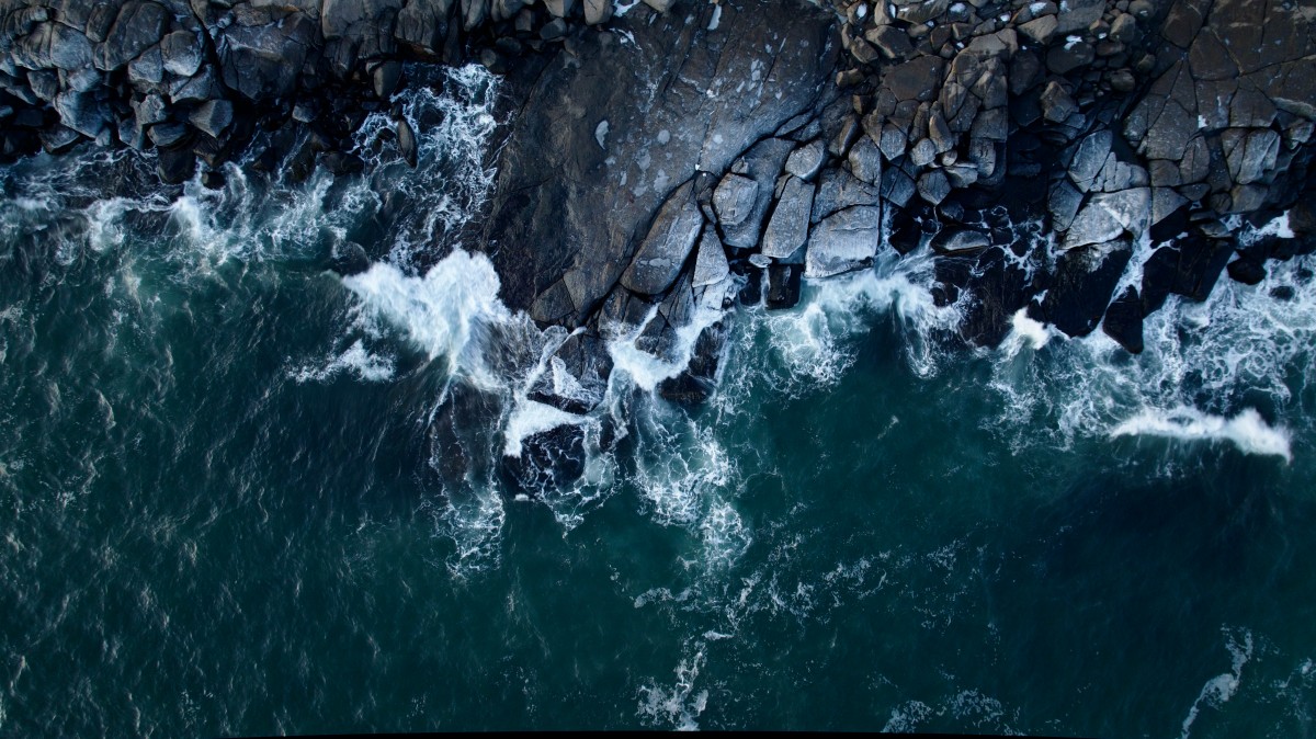 4K 超清海岸治愈风壁纸｜海浪拍岸与岩石特写高清桌面壁纸-觅屏壁纸