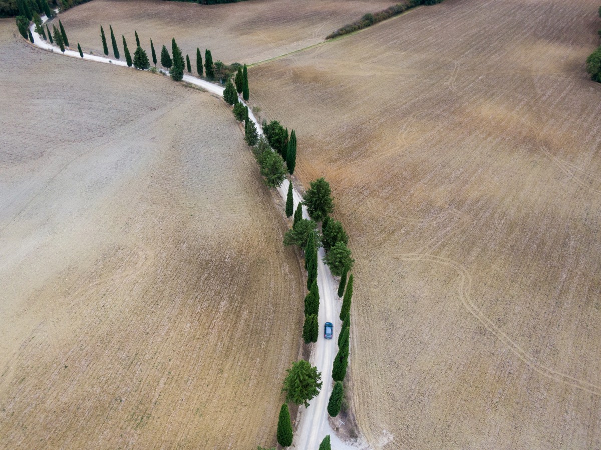 4K 超清田园公路风壁纸｜柏油路航拍与公路治愈高清桌面壁纸-觅屏壁纸