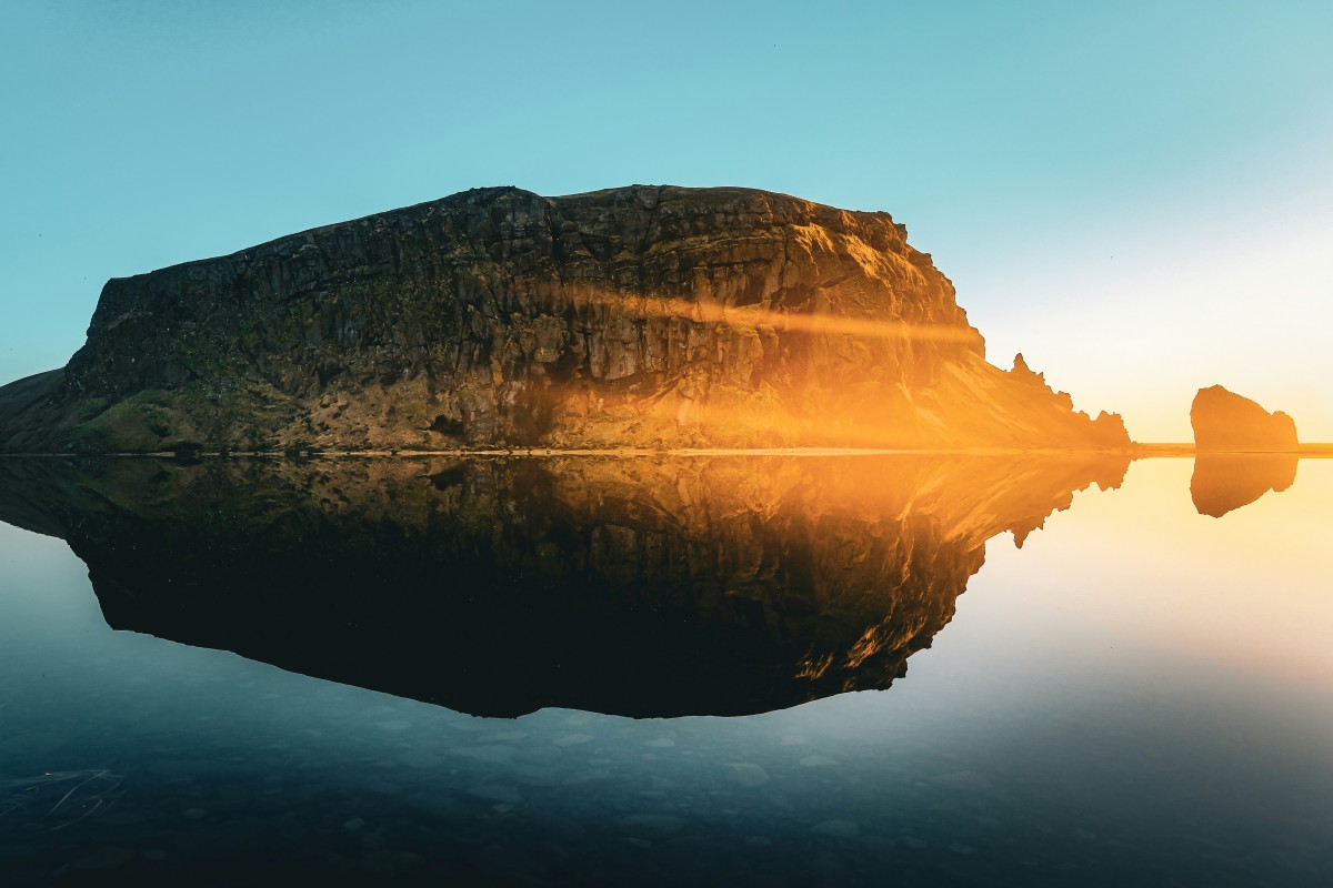 4K壁纸|当山影沉入镜面，金雾漫过岩岸：世界在此刻只剩呼吸与倒影-觅屏壁纸