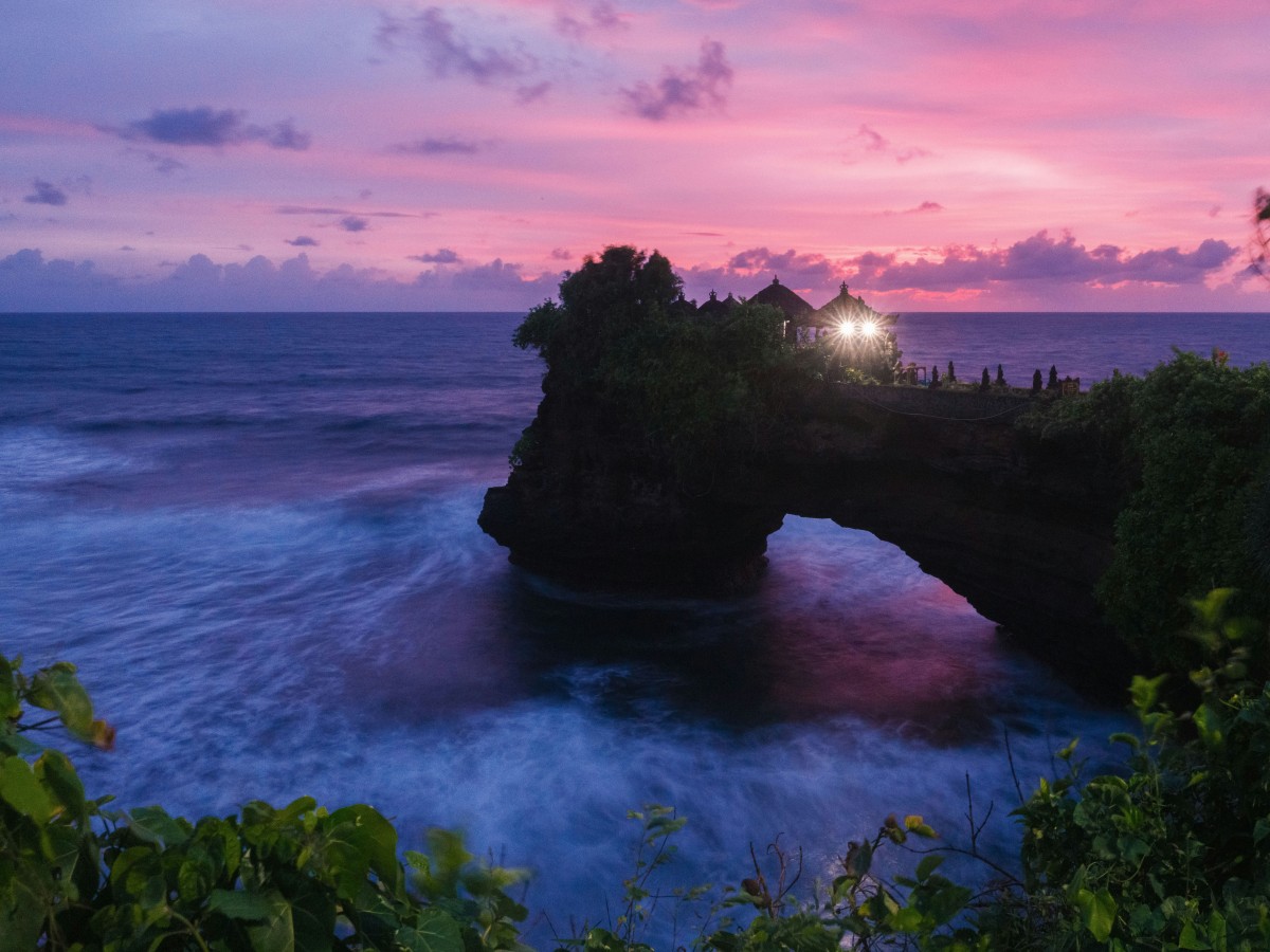8K壁纸|粉紫晚霞吻过蓝浪，海神庙的灯亮起时-觅屏壁纸